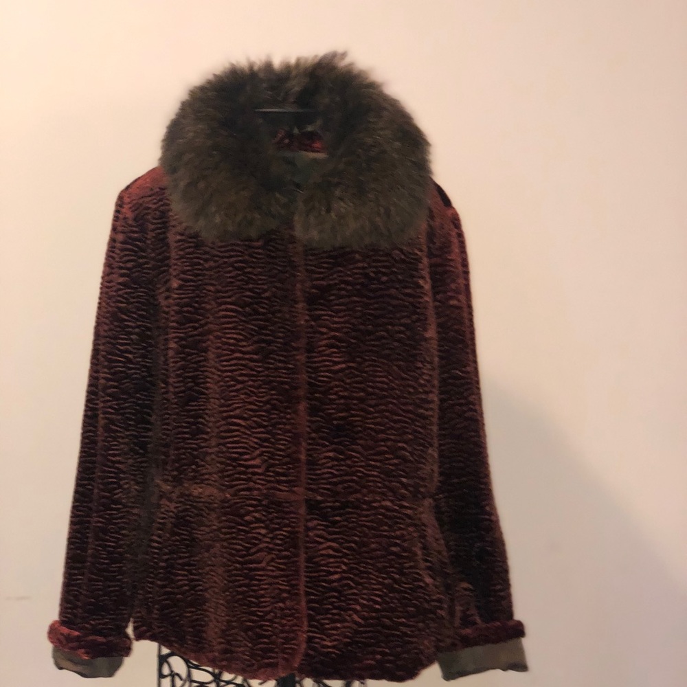 Reversible jacket with removable fur collar